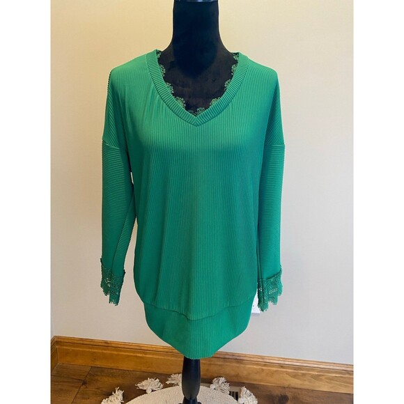 Trendy Queen Blouse Emerald Green Woman’s Size Large Blouse w/ Lace Dressy - Picture 1 of 12